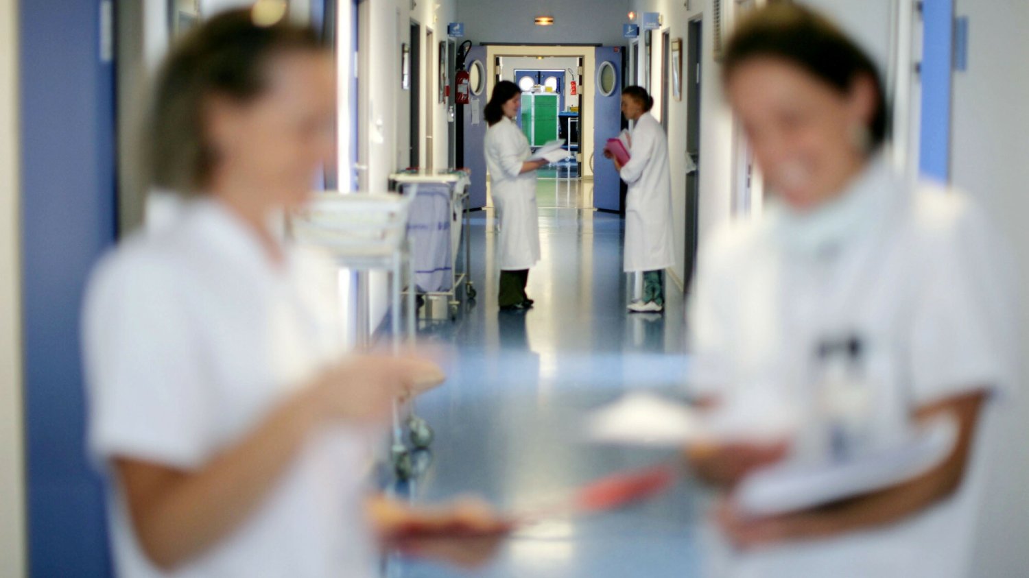 Położna poszła na zasiłek z powodu problemów z kolanem. W tym czasie szpital ją zwolnił