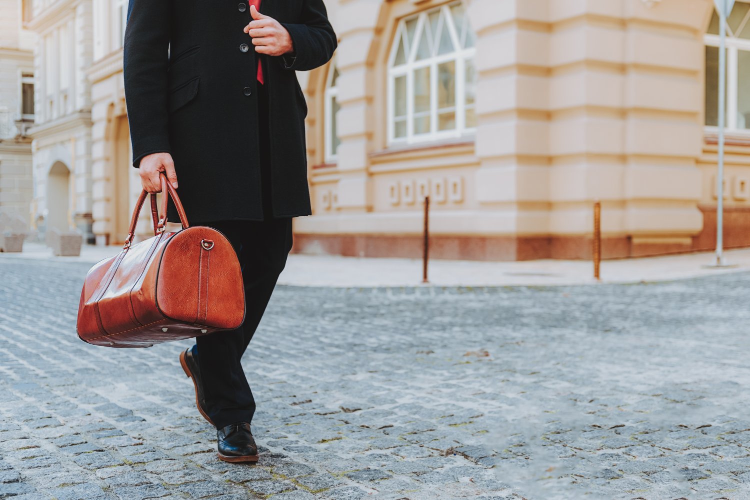 Mężczyzna zostawił w hotelu torbę z ogromną sumą pieniędzy i ślad po nim zaginął.