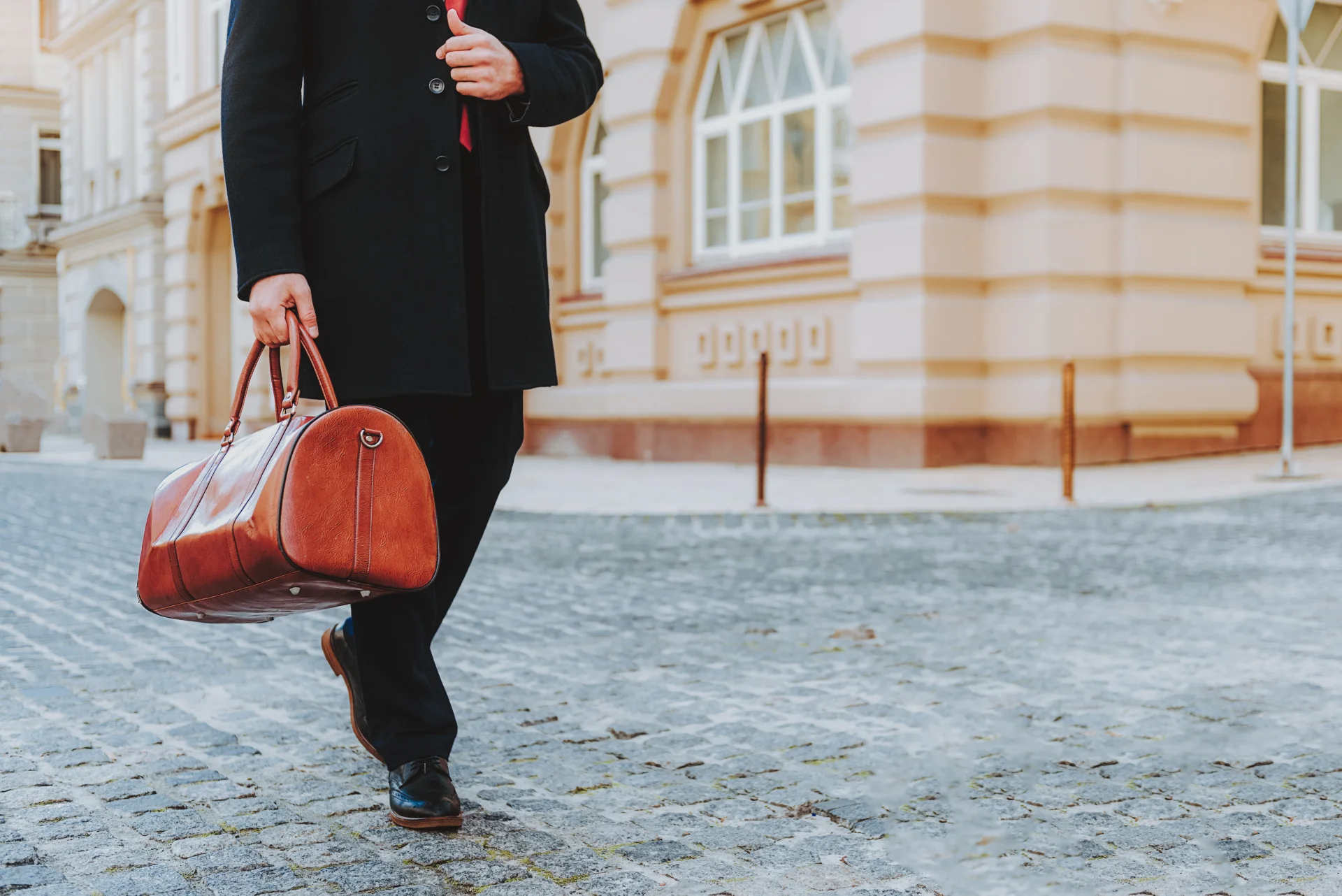 Mężczyzna zostawił w hotelu torbę z ogromną sumą pieniędzy i ślad po nim zaginął.