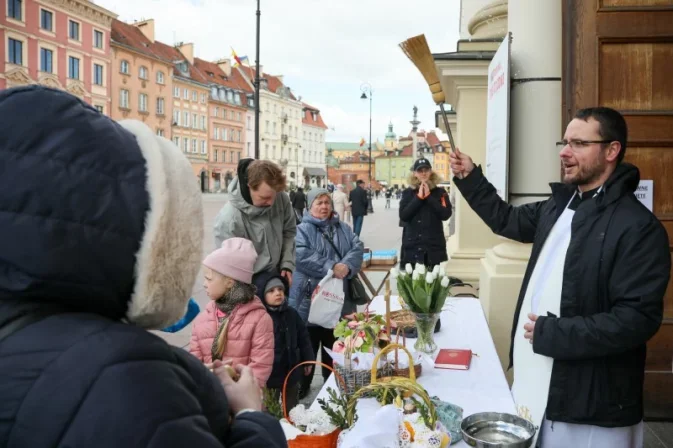 wielkanoc 2023 święconka co włożyć do koszyczka czego nie można godziny święcenia