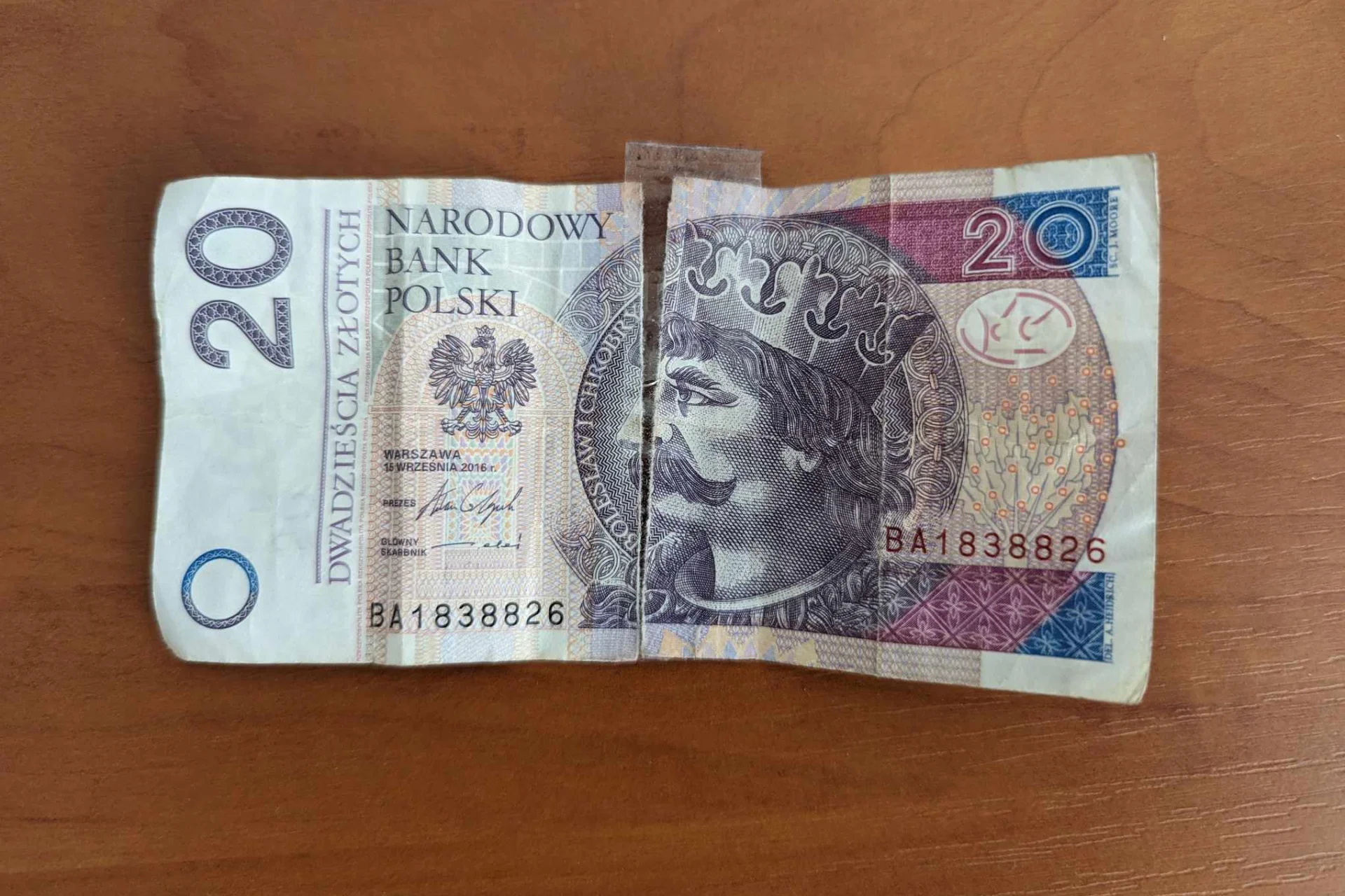 podarty banknot czy można płacić urwany przedarty poblamiony brudny gdzie wymienić wymiana bank