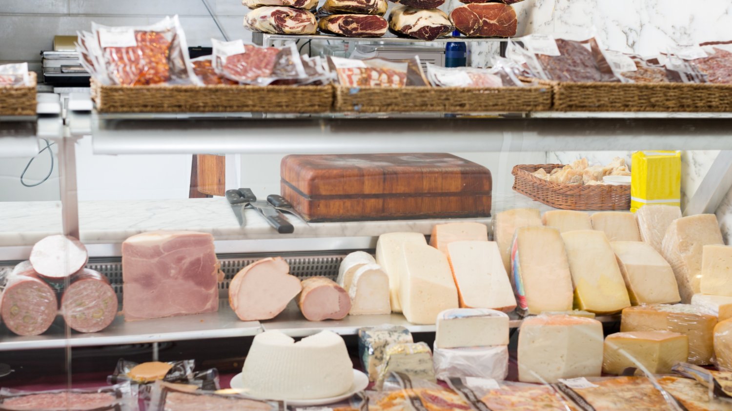 Osiem aromatów dymu wędzalniczego z produktów żywnościowych zniknie ze sklepów.
