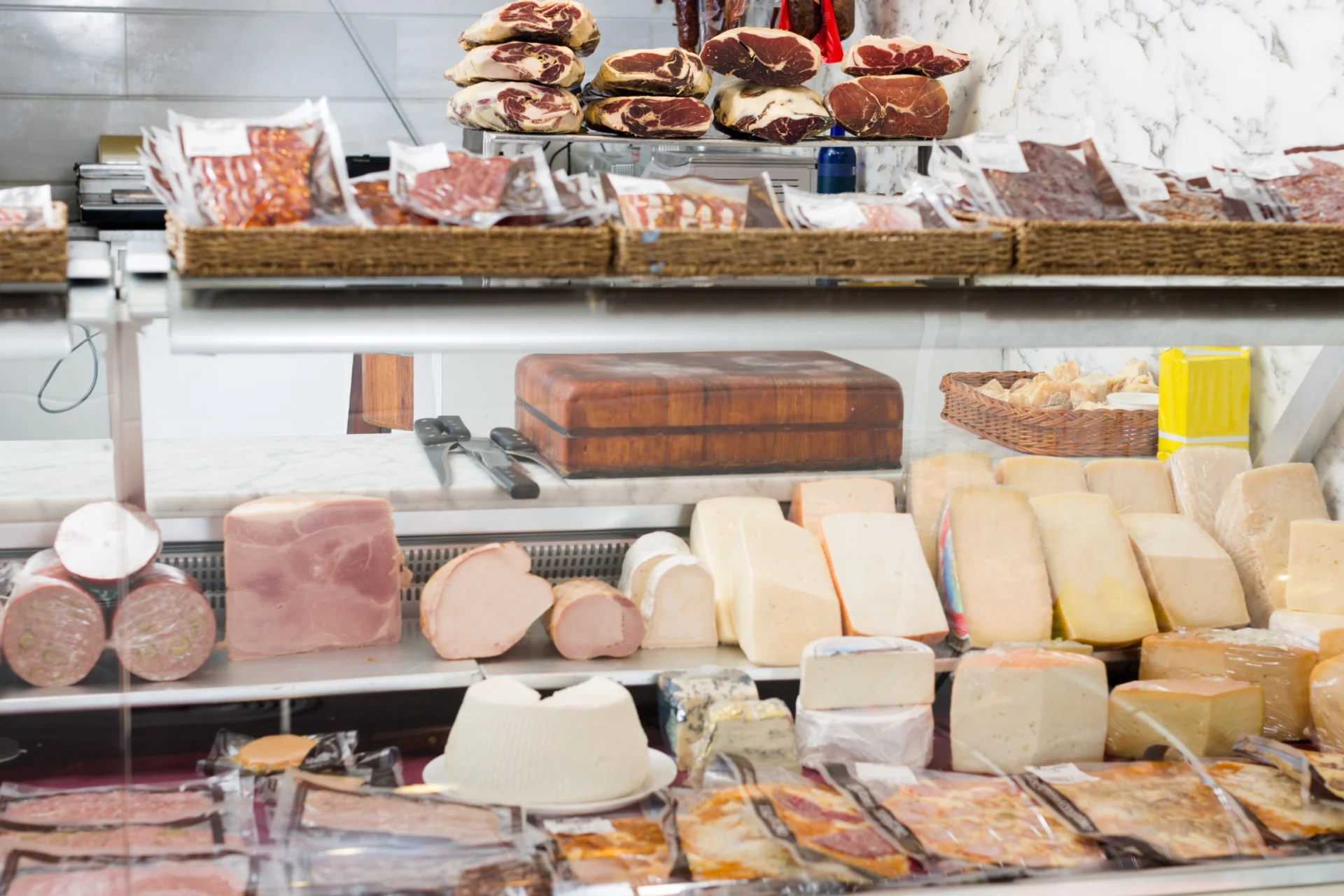 Osiem aromatów dymu wędzalniczego z produktów żywnościowych zniknie ze sklepów.