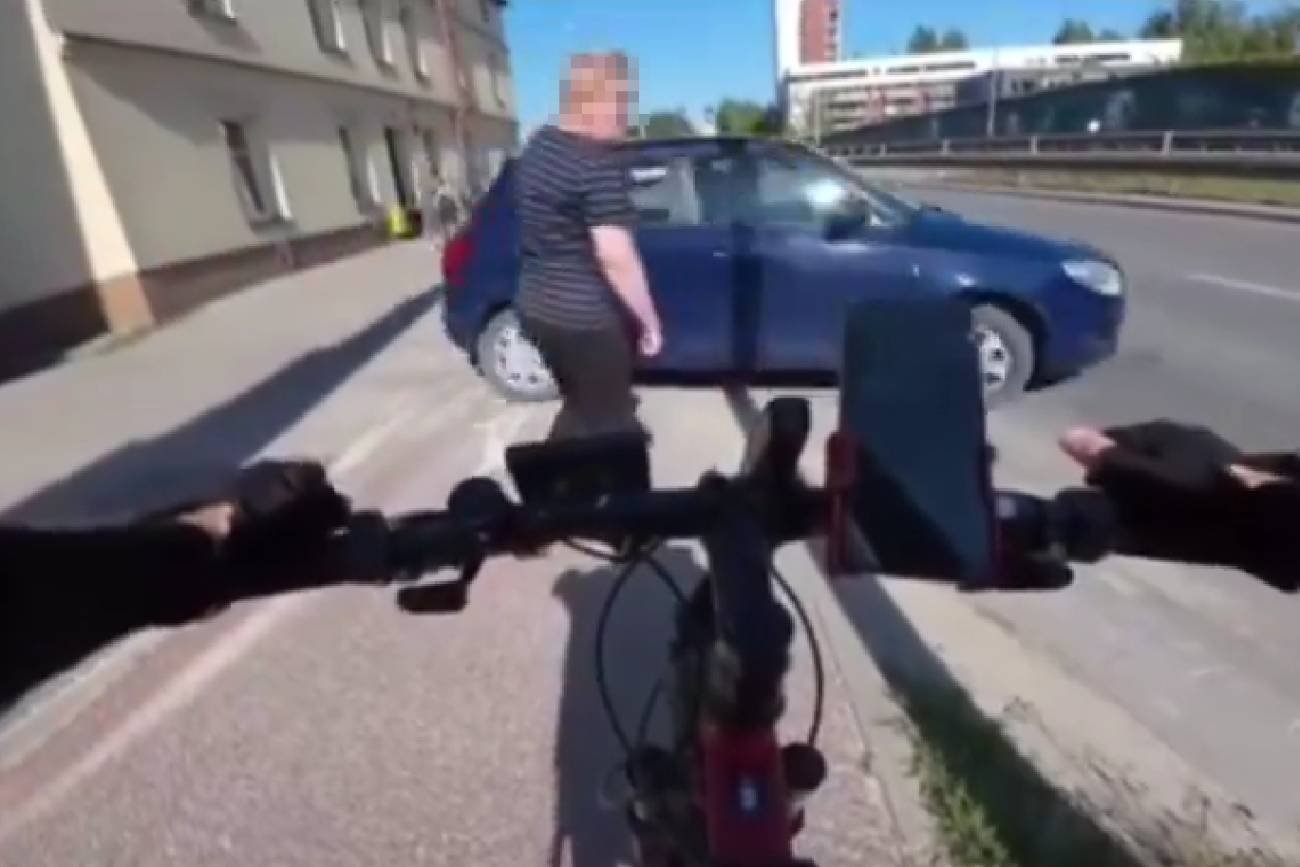Awantura między rowerzystą a pieszą o barykadę ścieżki. "Pan się zamknie"