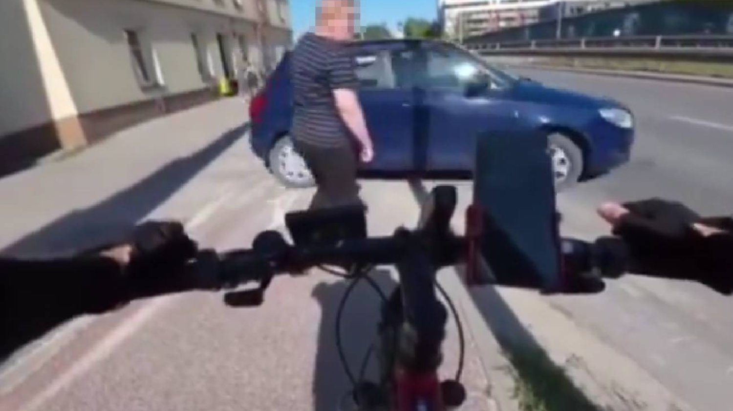 Awantura między rowerzystą a pieszą o barykadę ścieżki. "Pan się zamknie"
