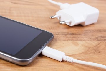 Dlaczego lepiej nie ładować telefonu w nocy? Eksperci ostrzegają.
