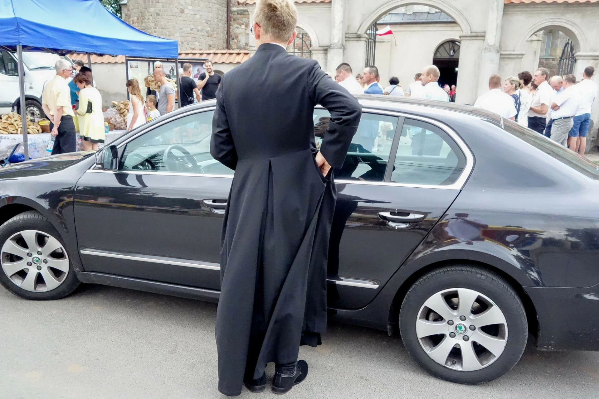 Kościół jest zwolniony z płacenia podatku. Tymczasem w Polsce prowadzi m.in. hotele i biurowce, generując czysty zysk