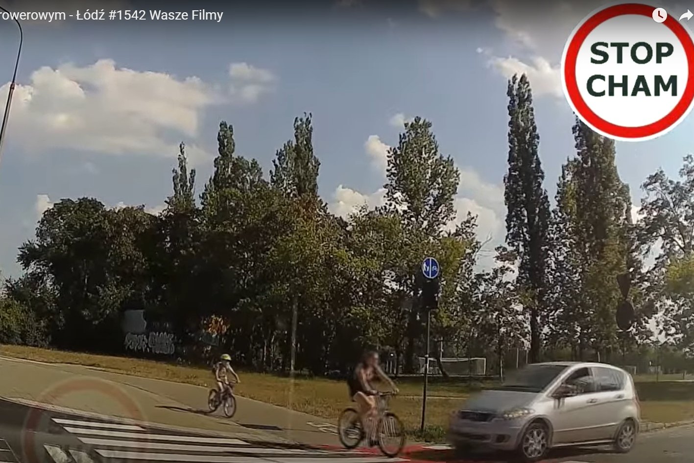 Kierowca mercedesa potrącił rowerzystkę na oczach jej dziecka, po czym najbardziej przejmował się swoim lusterkiem, które się urwało.