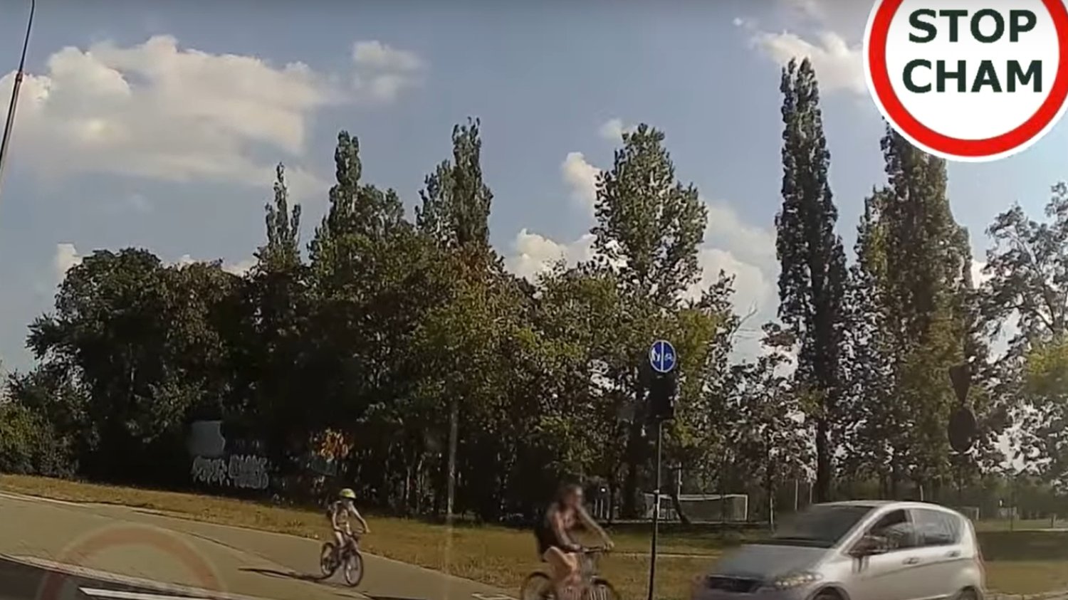 Kierowca mercedesa potrącił rowerzystkę na oczach jej dziecka, po czym najbardziej przejmował się swoim lusterkiem, które się urwało.