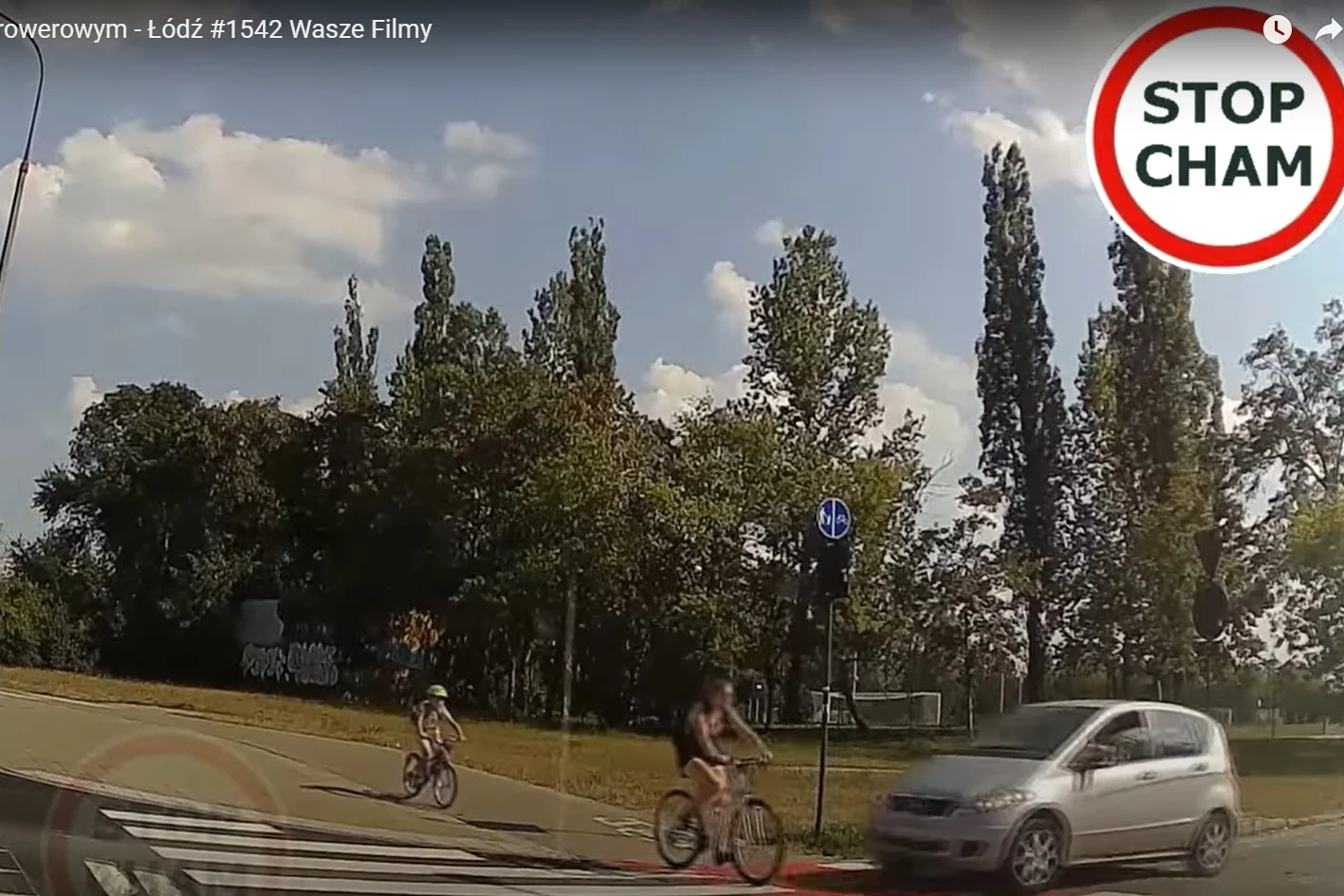 Kierowca mercedesa potrącił rowerzystkę na oczach jej dziecka, po czym najbardziej przejmował się swoim lusterkiem, które się urwało.