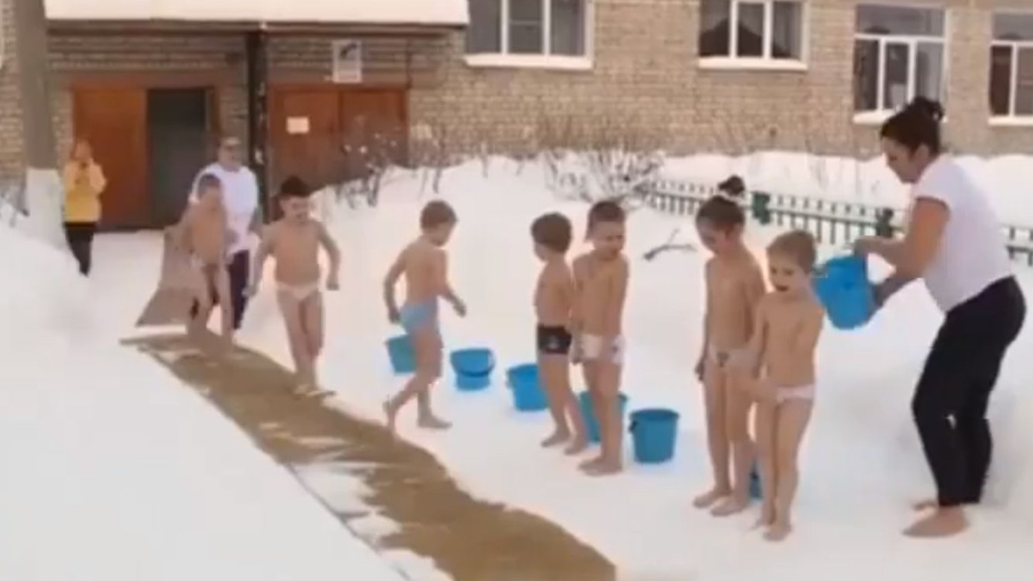 W Rosji dzieci polewa się wodą na mrozie. To "morsowanie" ma je zahartować.