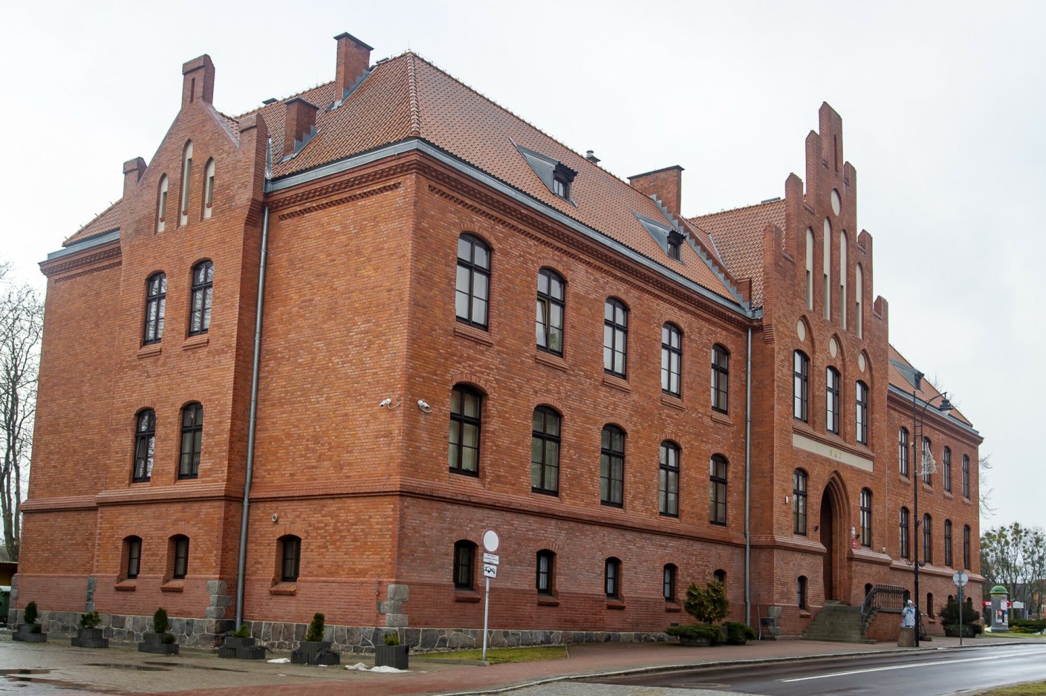 Mężczyzna wyskoczył z okna Sądu Rejonowego w Mrągowie. Niestety, nie udało się go uratować.
