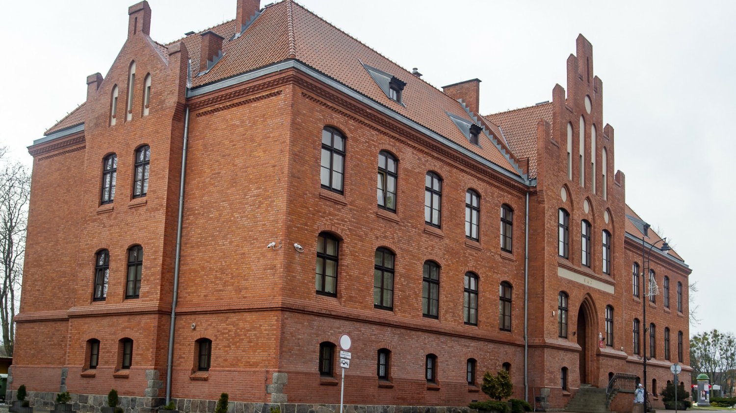 Mężczyzna wyskoczył z okna Sądu Rejonowego w Mrągowie. Niestety, nie udało się go uratować.