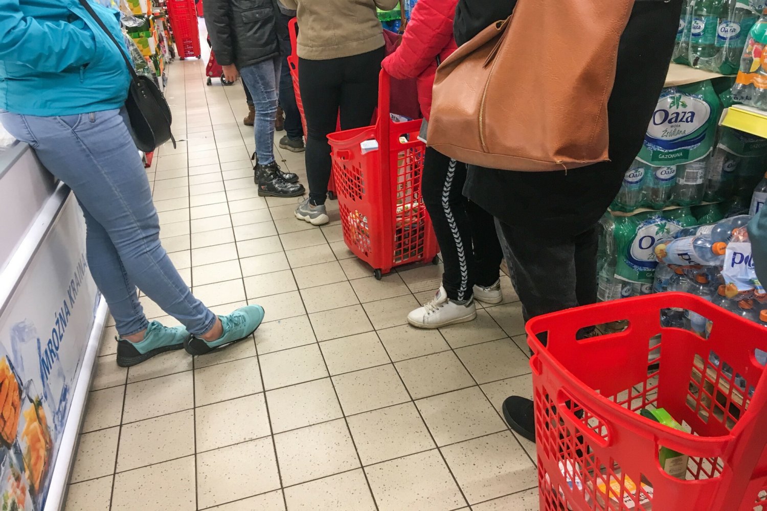 Nowy trend w zakupach. Ludzie znaleźli sposób na kolejki.