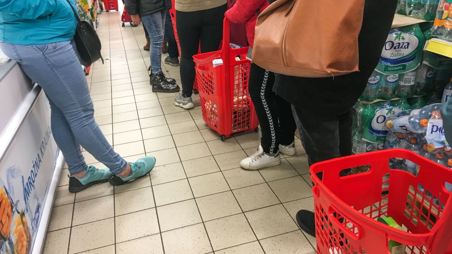 Nowy trend w zakupach. Ludzie znaleźli sposób na kolejki.
