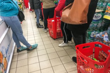 Nowy trend w zakupach. Ludzie znaleźli sposób na kolejki.