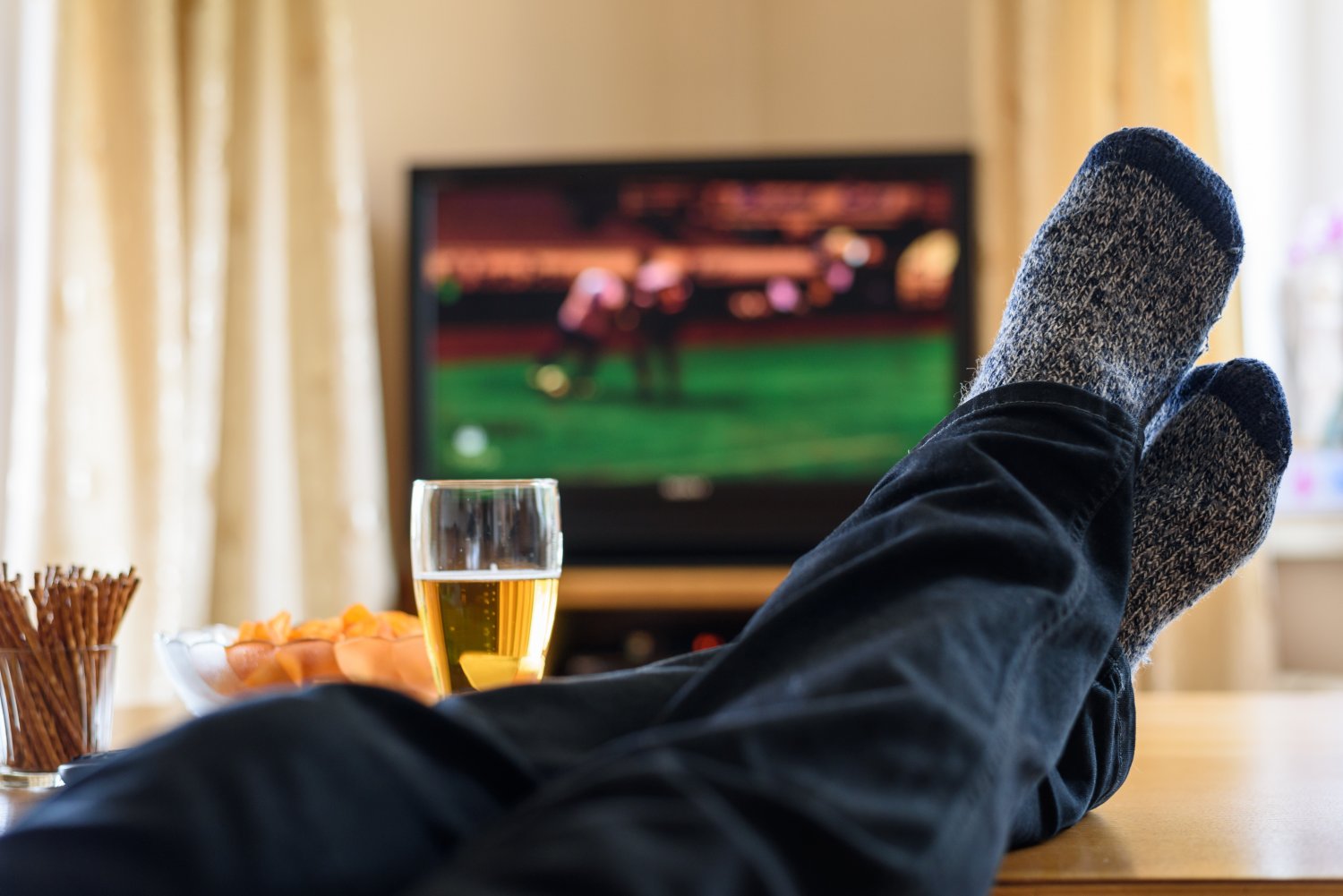 Kiedy należy całkowicie przestać pić alkohol? Naukowcy podali zaskakujący wiek.
