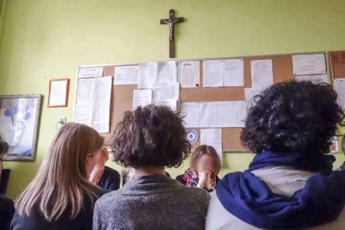 Bulwersująca sytuacja na lekcji religii. Katecheta kazał uklęknąć dziewczynce.