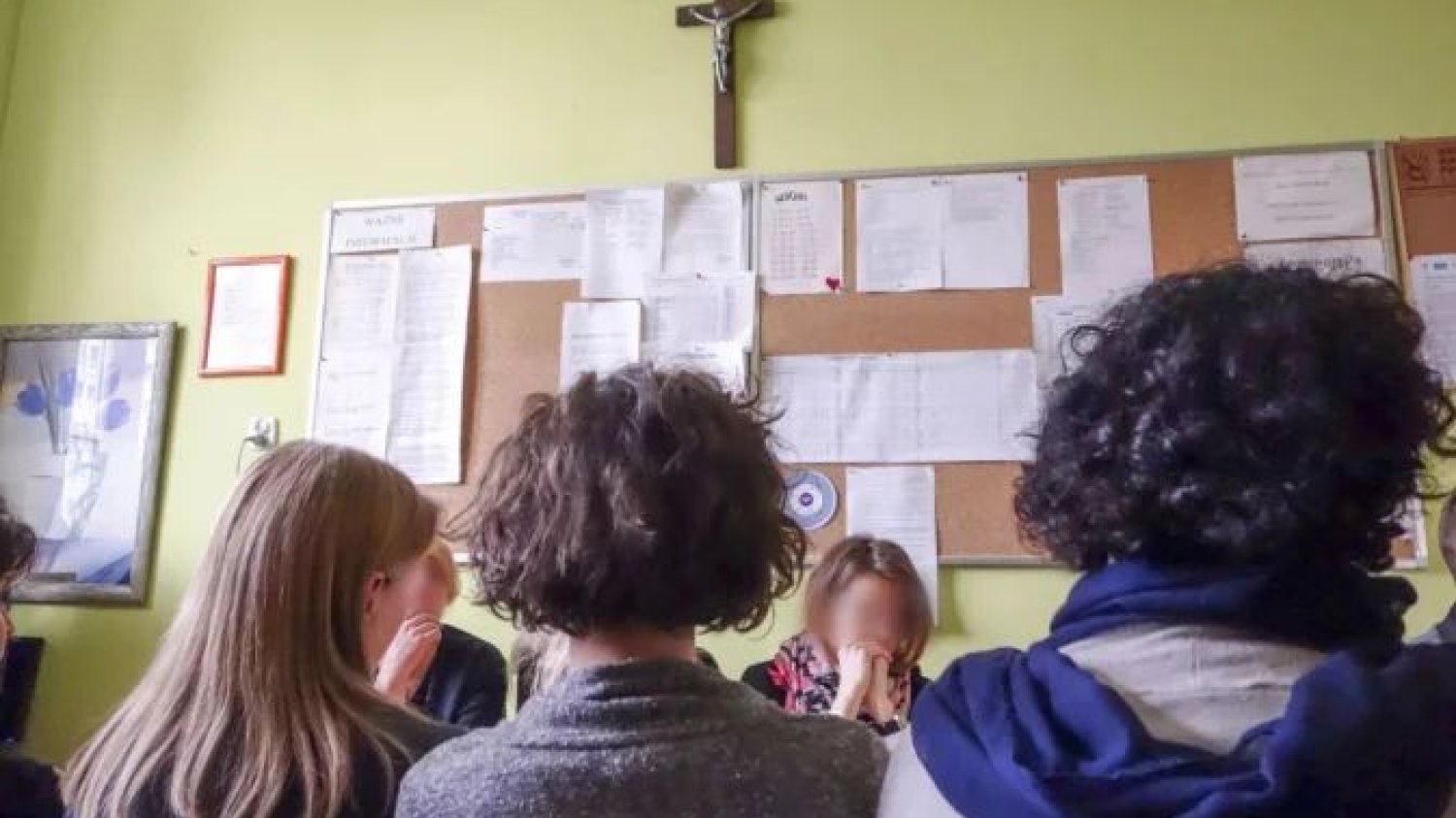 Bulwersująca sytuacja na lekcji religii. Katecheta kazał uklęknąć dziewczynce.