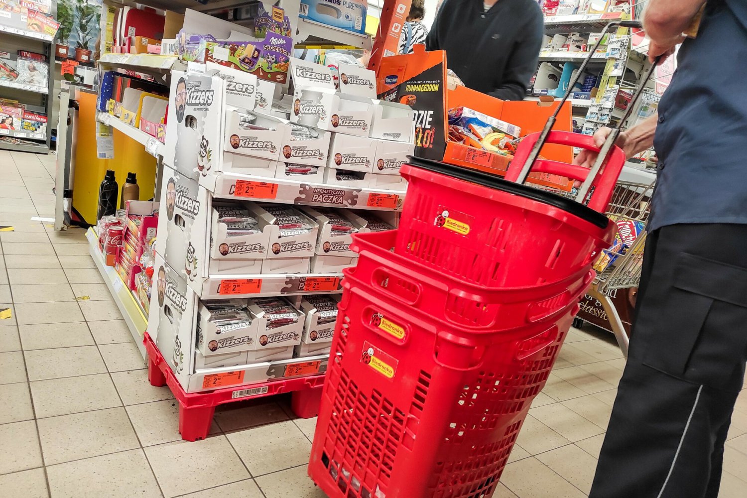 brudne koszyki wózki czyszczenie biedronka aldi kaufland
