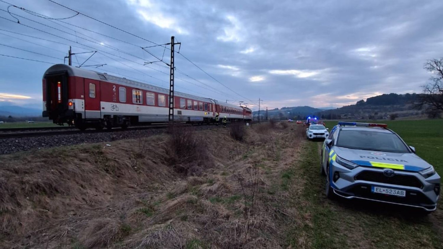 Weszła pod pociąg z dzieckiem na rękach. Maszynista próbował wyhamować