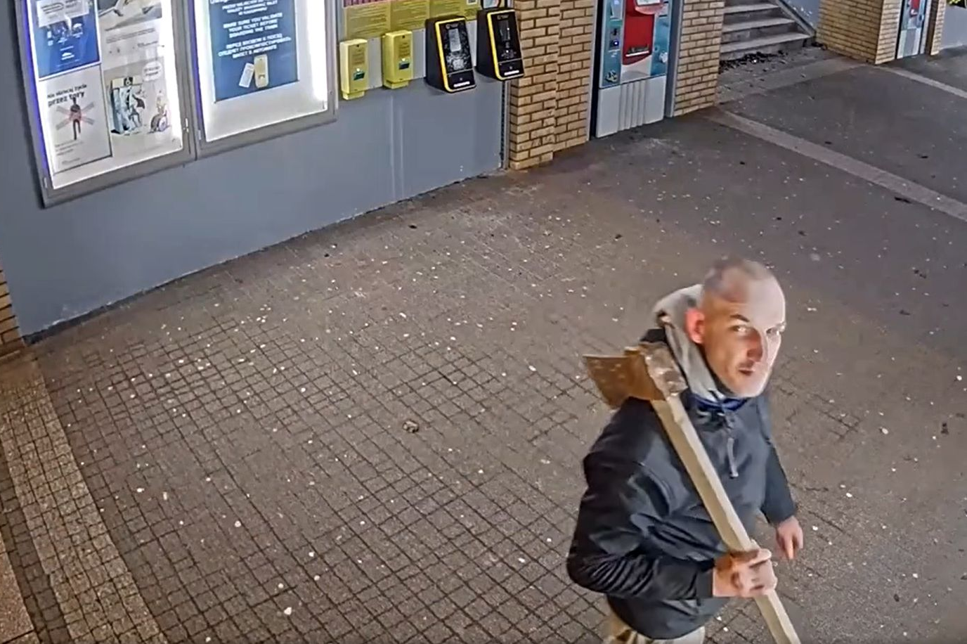 Biega po Gdańsku z siekierą, szuka go policja.