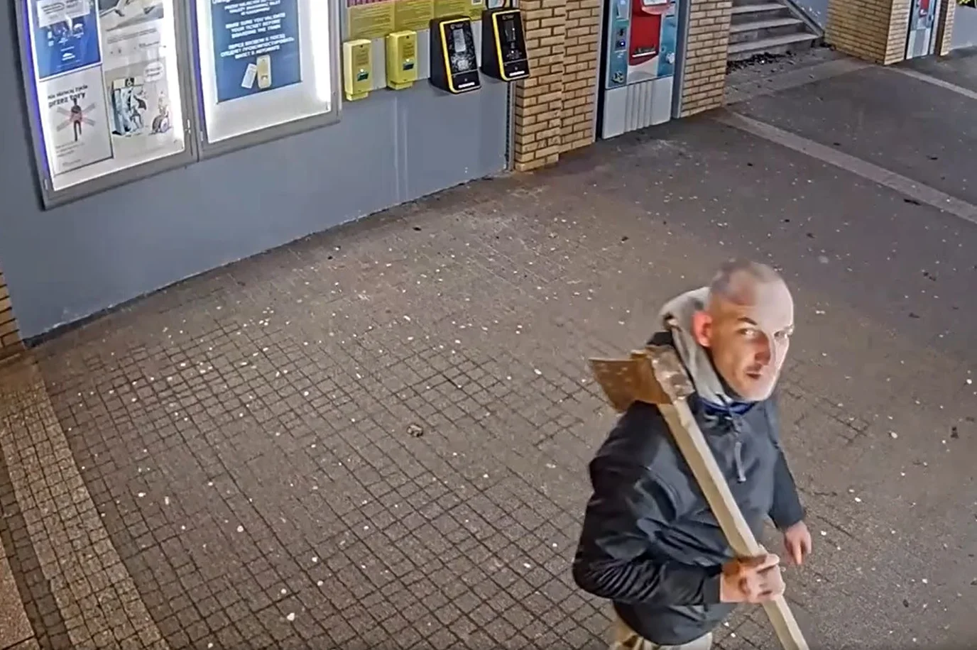 Biega po Gdańsku z siekierą, szuka go policja.
