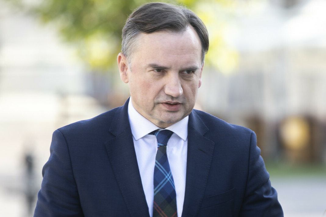 Zbigniew Ziobro przebywa poza Polską? Rozmówcy Anny Dryjańskiej z naTemat przedstawili swoje opinie.