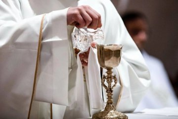 Księża skarżą się, że coraz mniej Polaków bierze śluby kościelne (zdjęcie poglądowe)