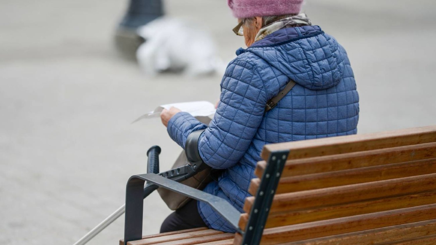 Polscy emeryci podpisują "renty dożywotnie". Tracą mieszkania za grosze