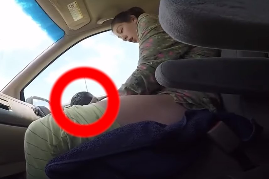 poród matka w aucie samochód filmik wideo viral historia