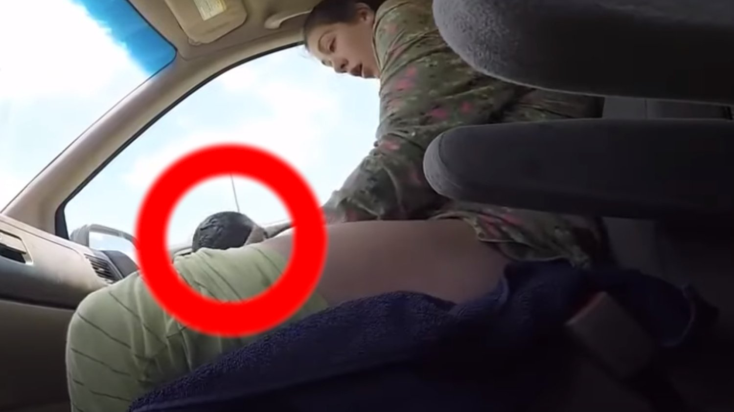 poród matka w aucie samochód filmik wideo viral historia