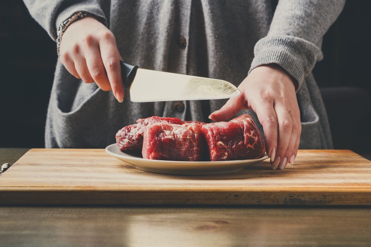 Dieta mięsożercy zdobywa popularność. O co chodzi z carnivore?
