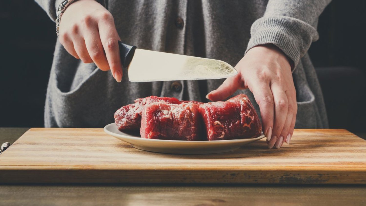 Dieta mięsożercy zdobywa popularność. O co chodzi z carnivore?