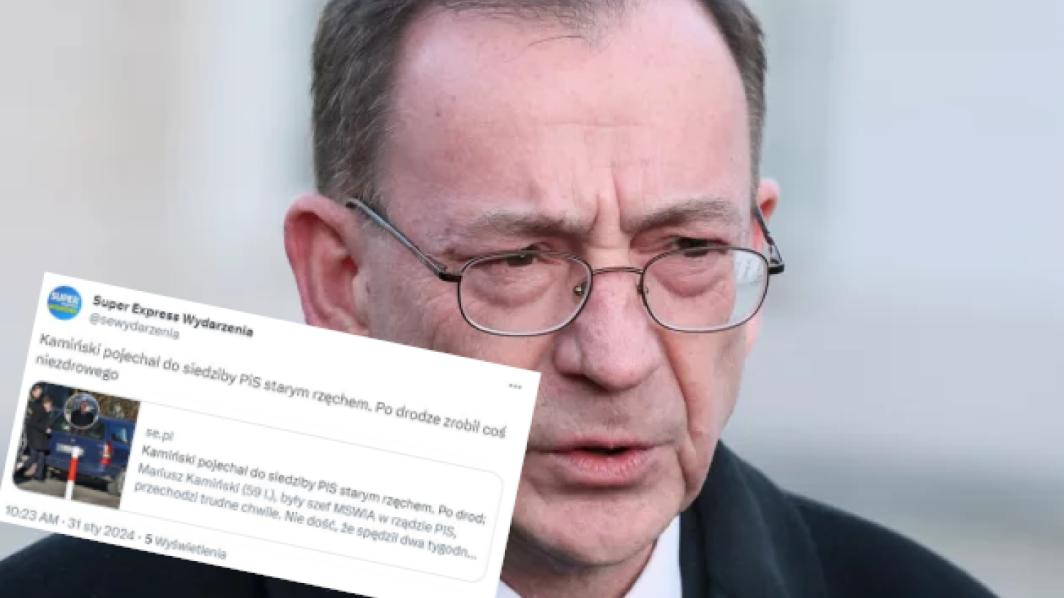 Mariusz Kamiński przyłapany przed siedzibą PiS. Pokazano, jakim samochodem przyjechał.
