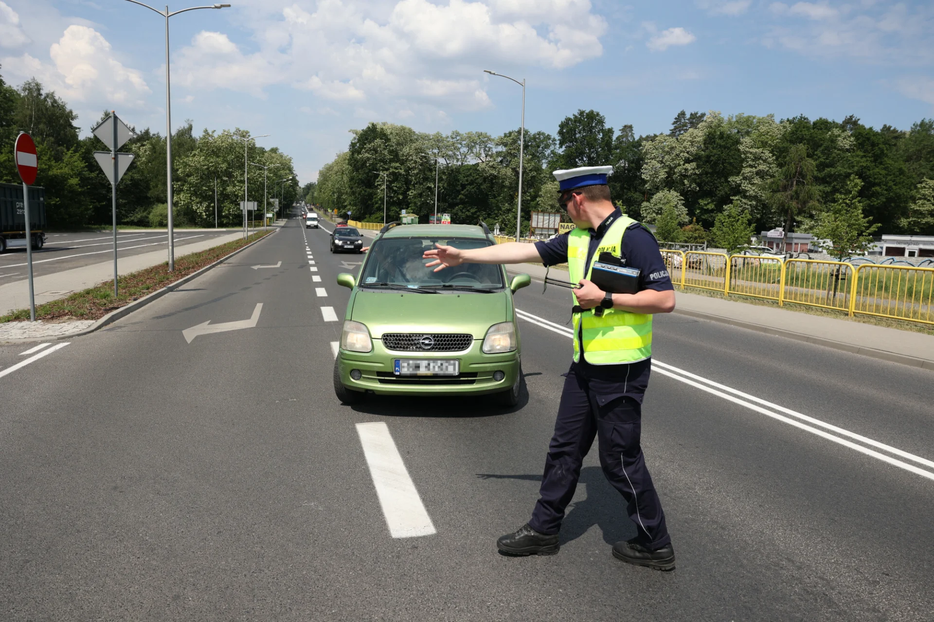 Nowa, obowiązkowa naklejka na szybę auta od 1 lipca 2024.