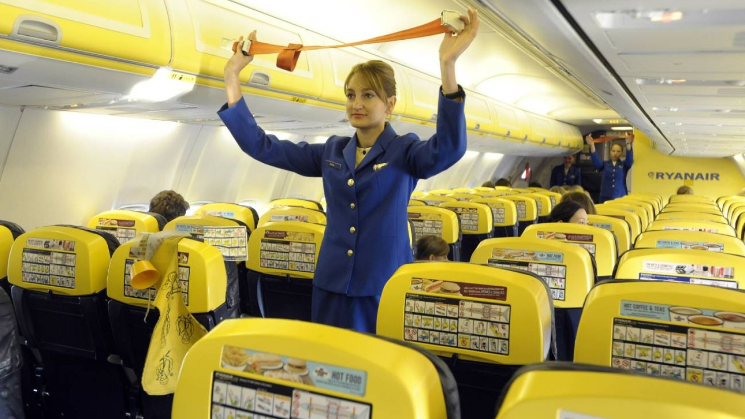 Ile zarobi początkująca stewardessa? Linie lotnicze szukają ludzi do pracy
