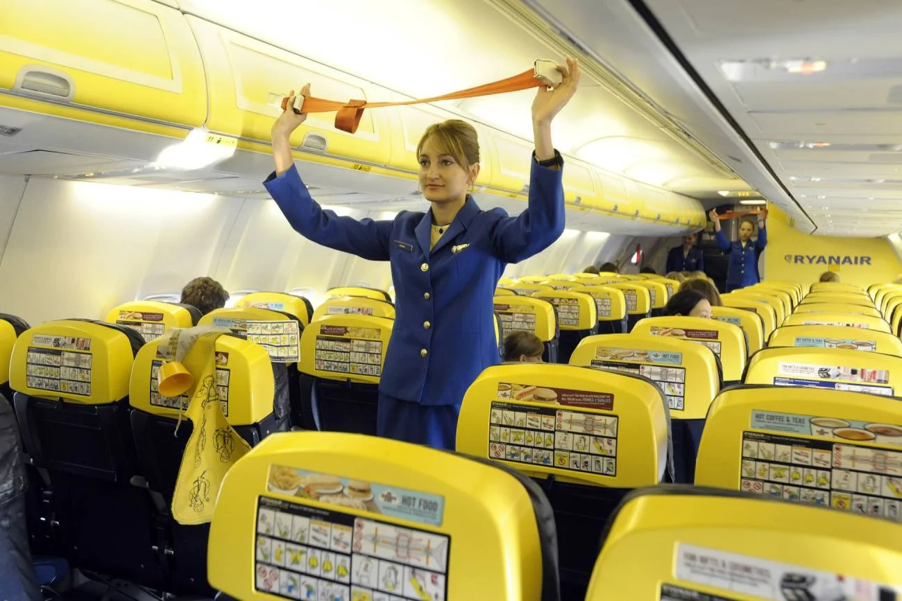 Ile zarobi początkująca stewardessa? Linie lotnicze szukają ludzi do pracy